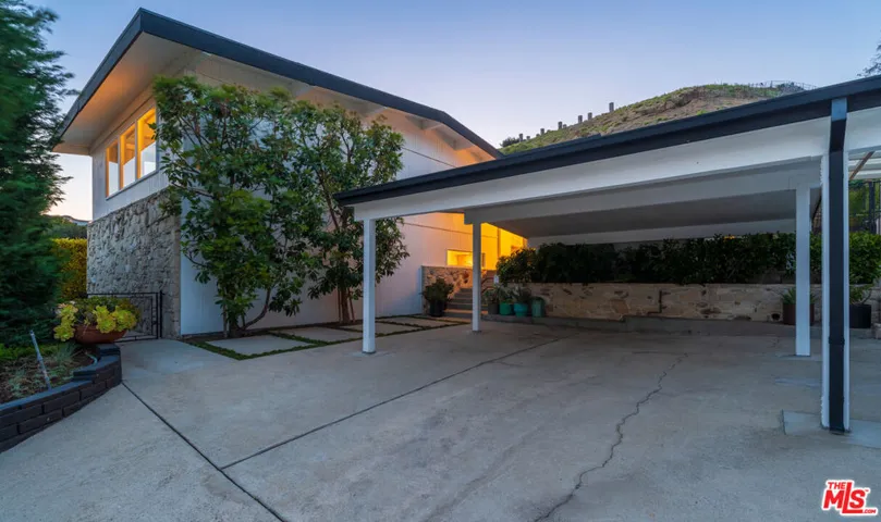 1071 Tellem Drive, Pacific Palisades, California 90272