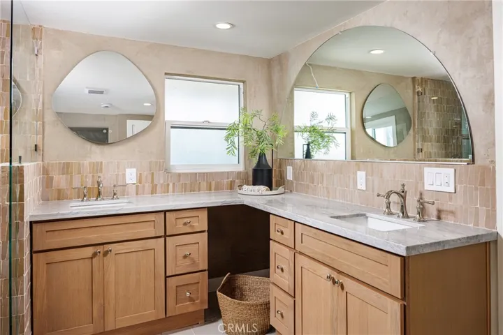 Main house: Primary bath