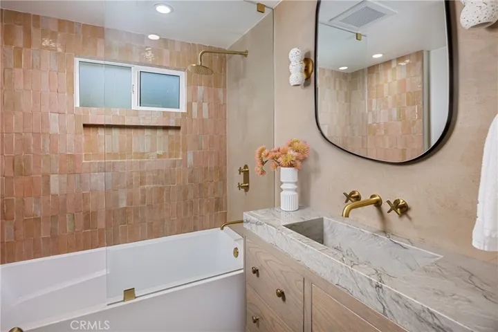 Main house: Jack and Jill bathroom (upper level)
