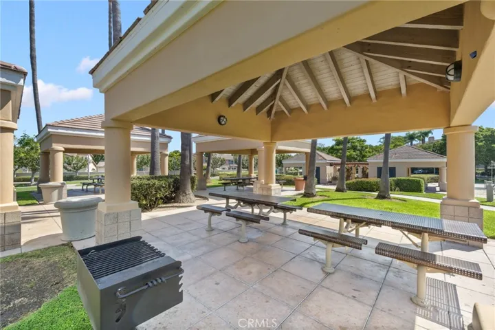HOA Amenity: Outdoor Eating Areas