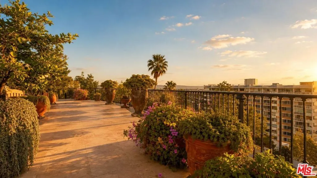 8740 W St Ives Drive, West Hollywood, California 90069 — photo 4