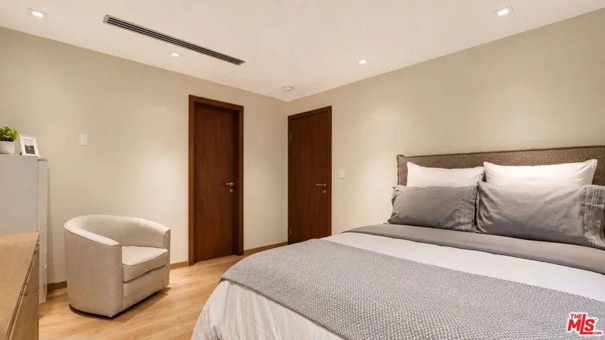 8740 W St Ives Drive, West Hollywood, California 90069