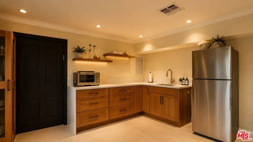 8740 W St Ives Drive, West Hollywood, California 90069