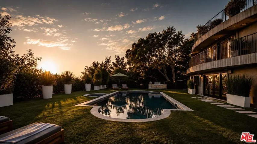 8740 W St Ives Drive, West Hollywood, California 90069