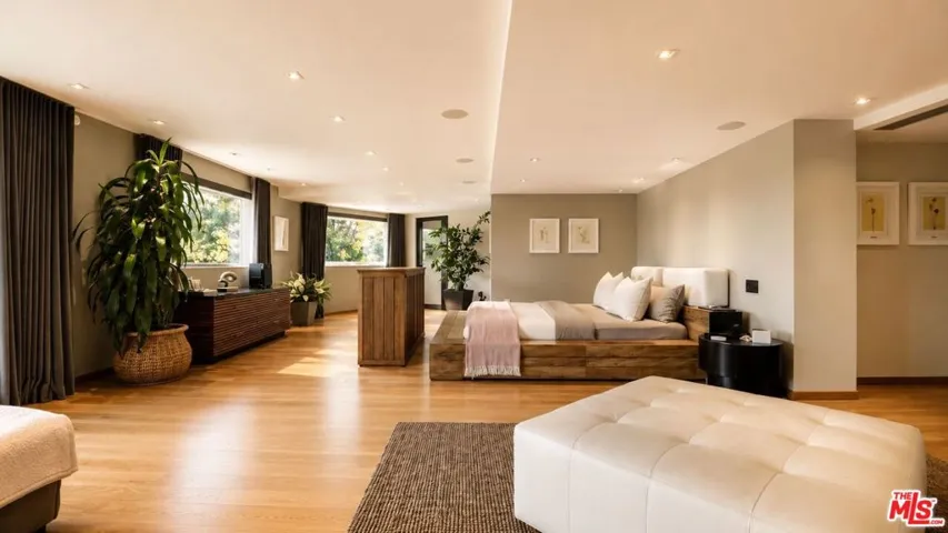8740 W St Ives Drive, West Hollywood, California 90069
