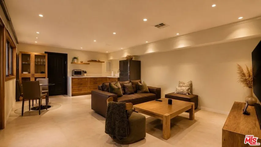 8740 W St Ives Drive, West Hollywood, California 90069