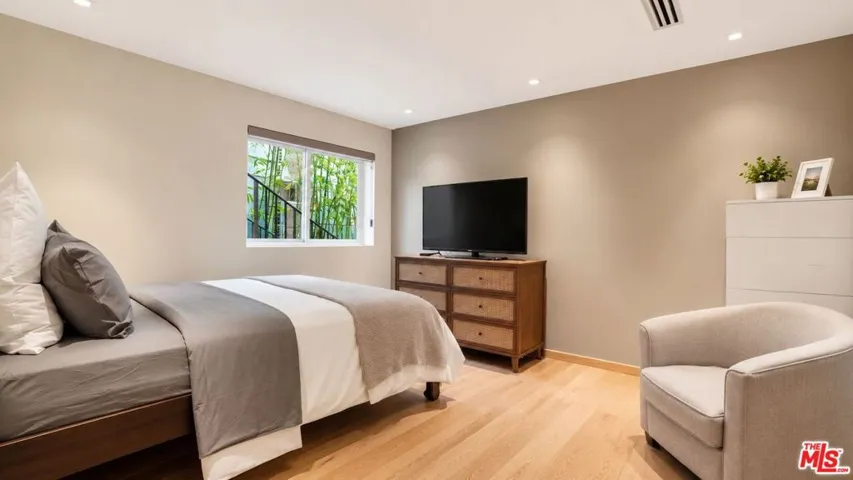 8740 W St Ives Drive, West Hollywood, California 90069
