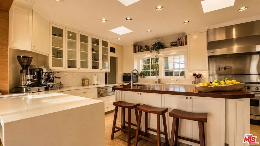 8740 W St Ives Drive, West Hollywood, California 90069