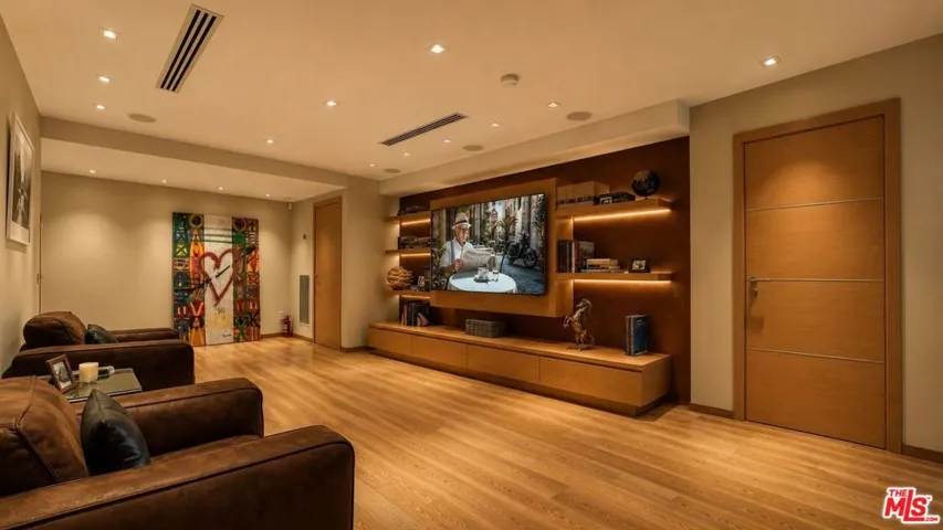 8740 W St Ives Drive, West Hollywood, California 90069