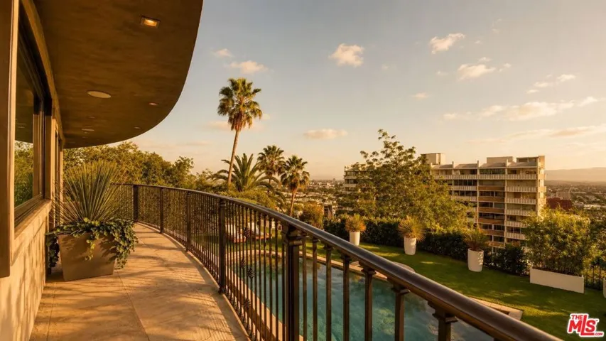 8740 W St Ives Drive, Los Angeles, California 90069 — photo 4
