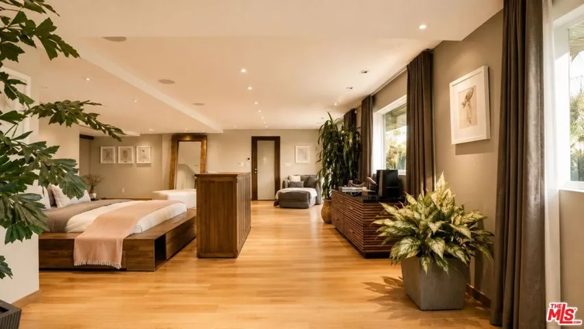 8740 W St Ives Drive, West Hollywood, California 90069