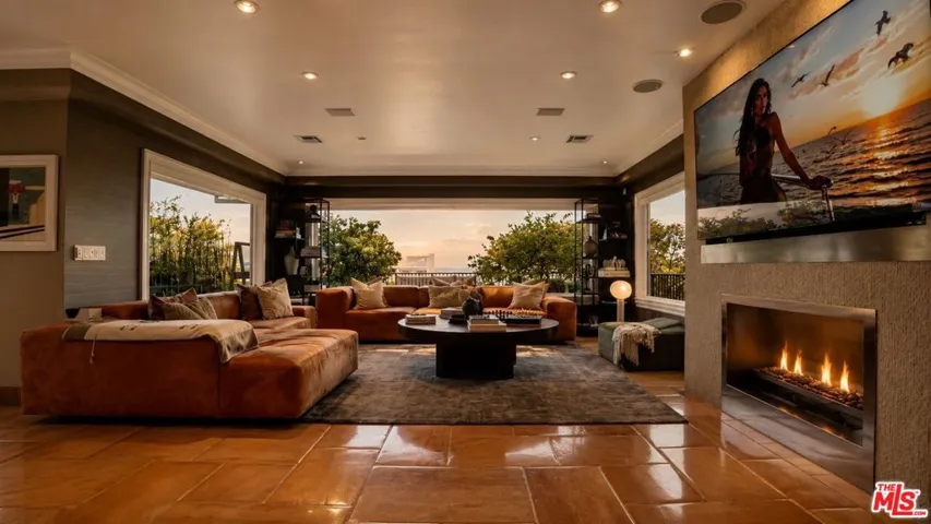 8740 W St Ives Drive, West Hollywood, California 90069
