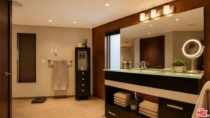 8740 W St Ives Drive, West Hollywood, California 90069