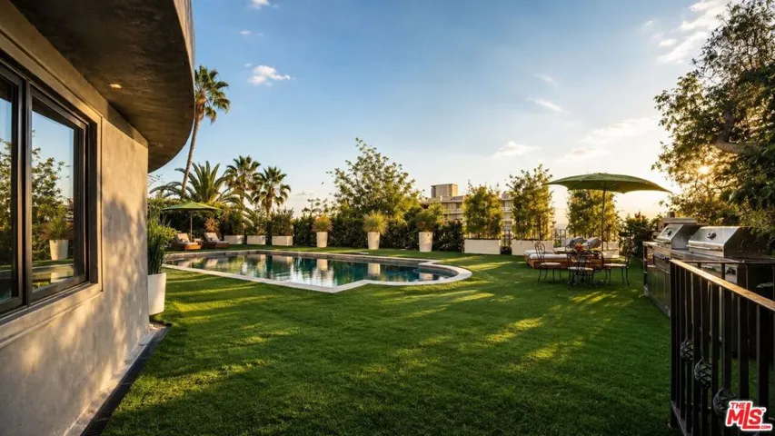 8740 W St Ives Drive, West Hollywood, California 90069
