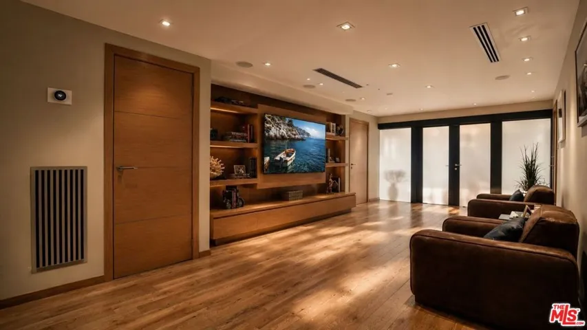 8740 W St Ives Drive, West Hollywood, California 90069