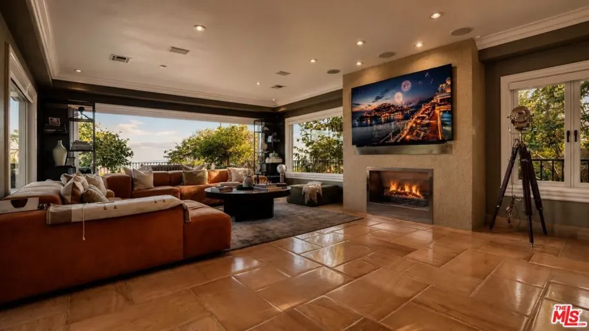 8740 W St Ives Drive, West Hollywood, California 90069