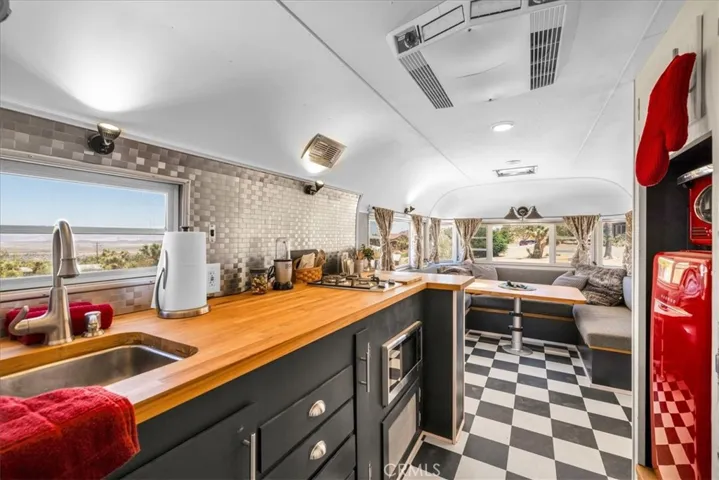 7880 Wesley Road, Joshua Tree, California 92252