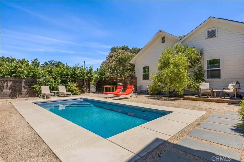 Pool/Court Yard
