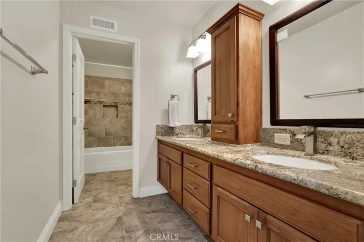  2ndary bathroom for both upstairs bedrooms
