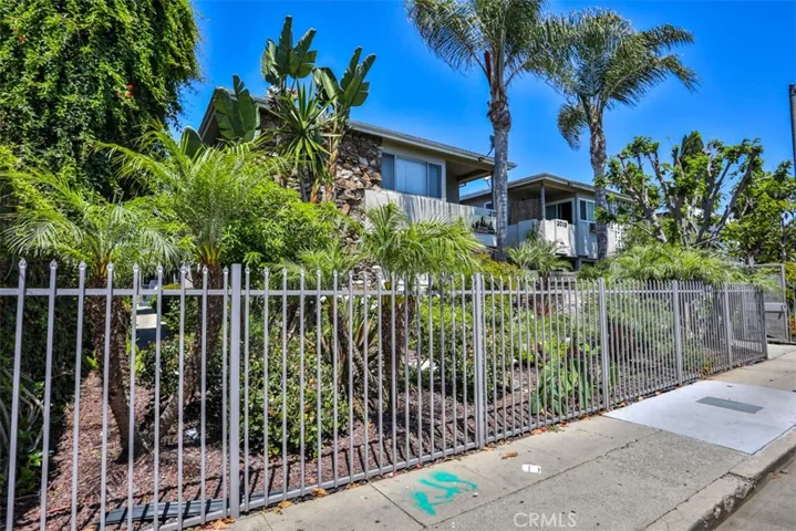 2015 Chariton, Los Angeles, California 90034
