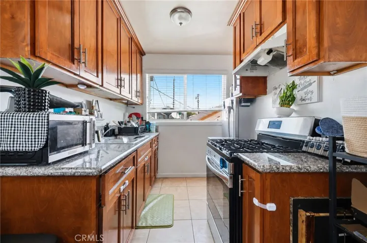 551 1/2 W 12th St Right Unit
