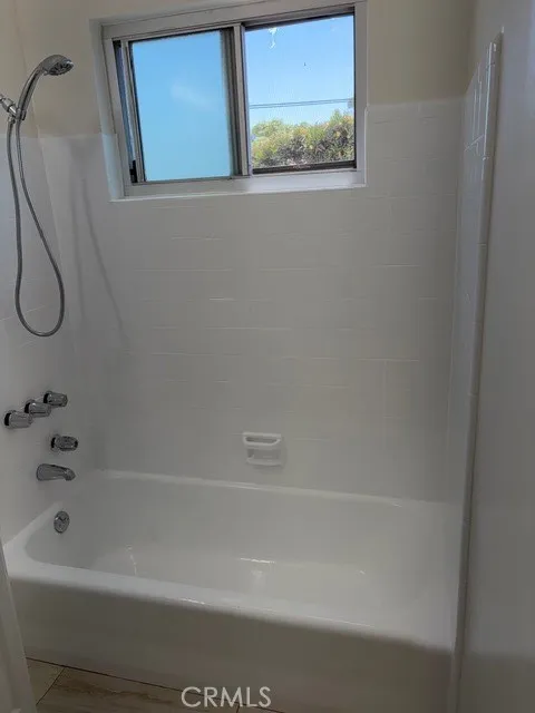 Bath tub