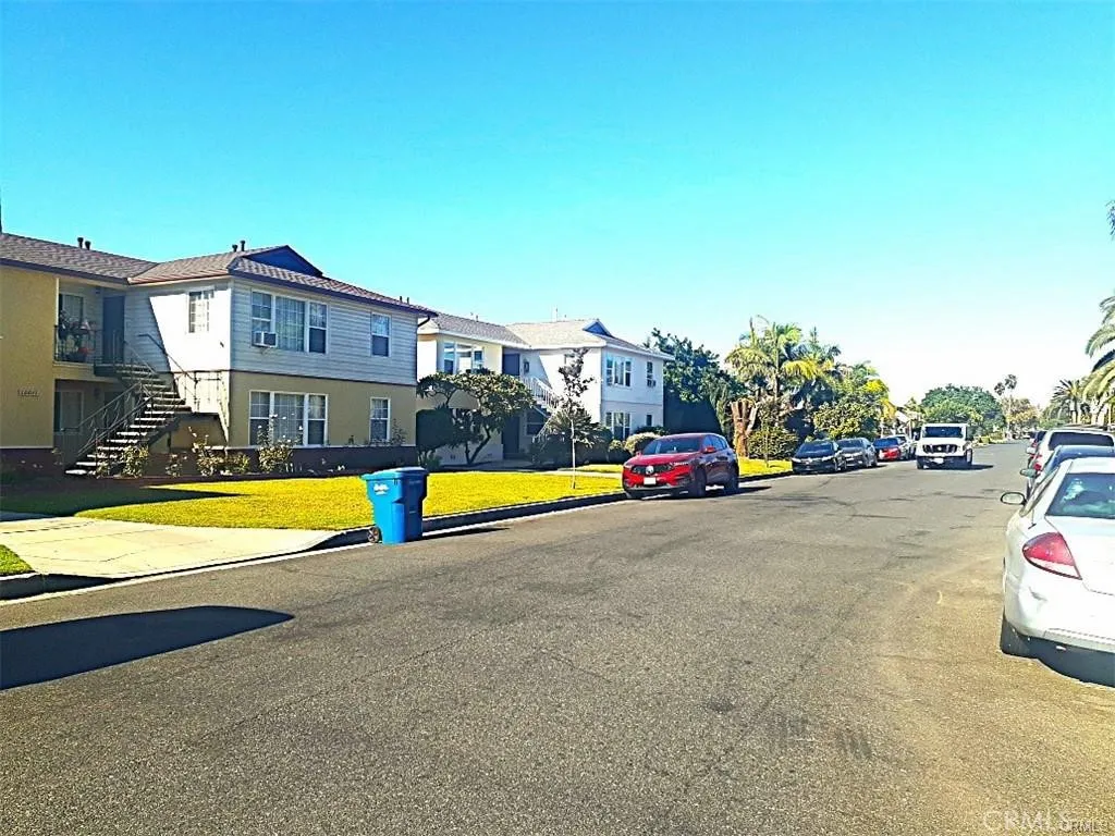 Quiet neighborhood in North Downey. PRICE ELEMENTARY/GRIFFITHS MIDDLE minutes away.