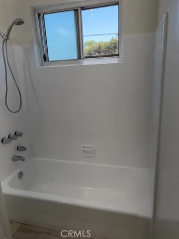 Bath tub