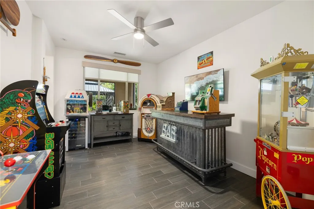 Flex space behind kitchen