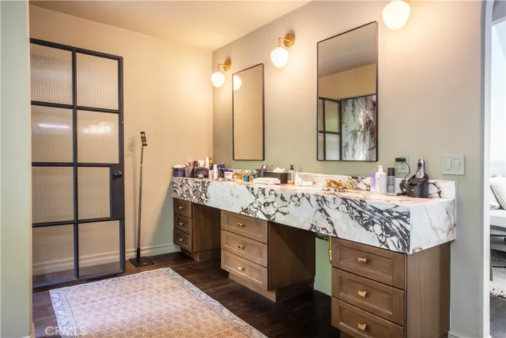 Double sinks in primary bath
