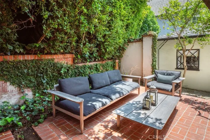 Out door sitting and dining area