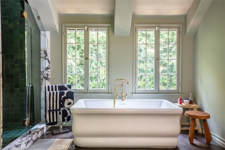 Classic white roll-top freestanding tub