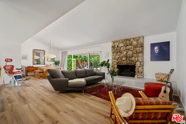 Living Room/Dining Area