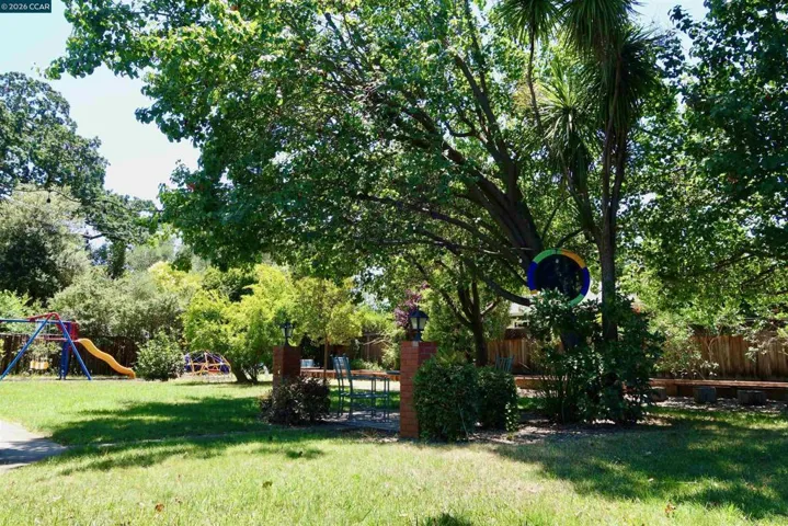 2591 Walnut Blvd, Walnut Creek, California 94596-4283