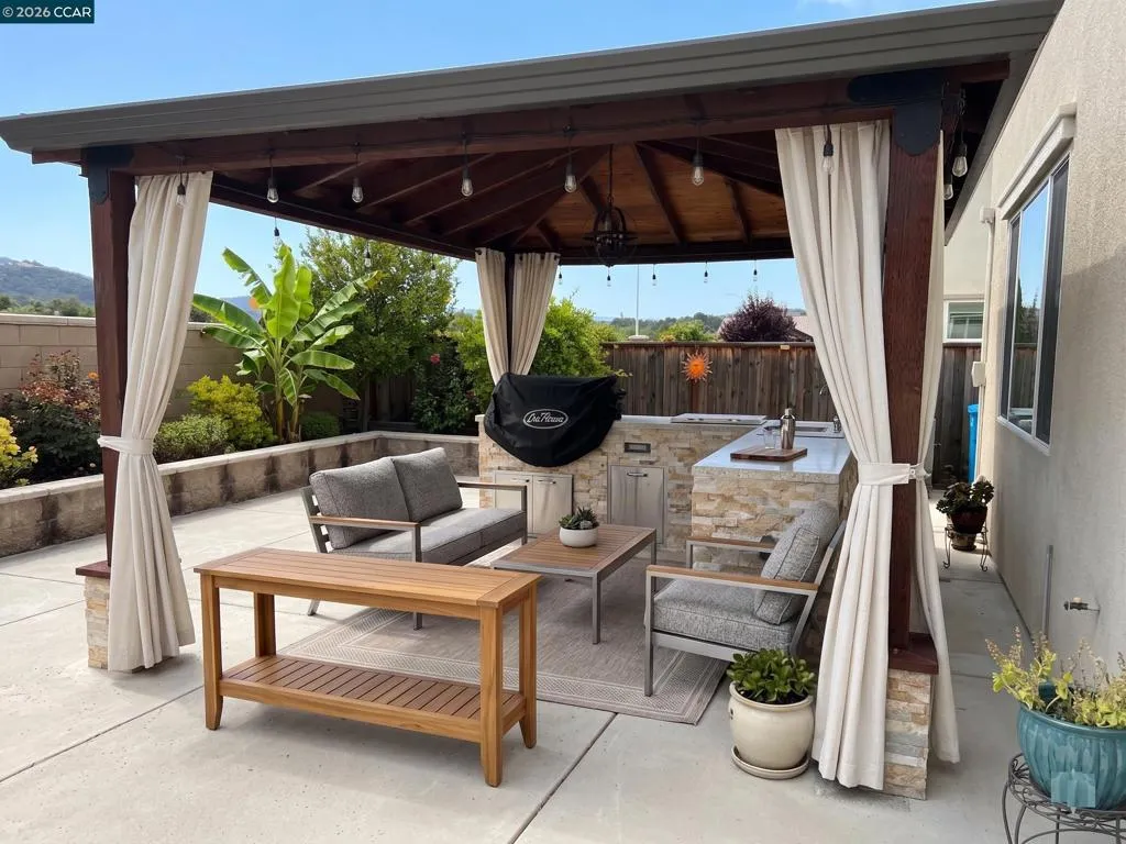 Outdoor Kitchen