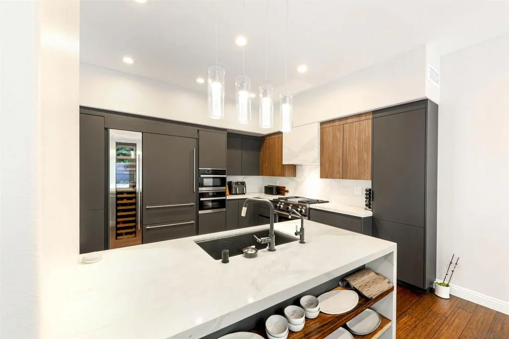 9760 Claiborne Sq, La Jolla, California 92037 — photo 4