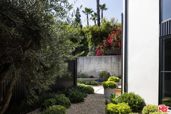 1641 Woods Drive, West Hollywood, California 90069