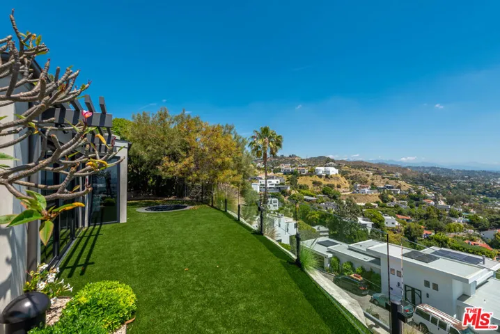1641 Woods Drive, West Hollywood, California 90069
