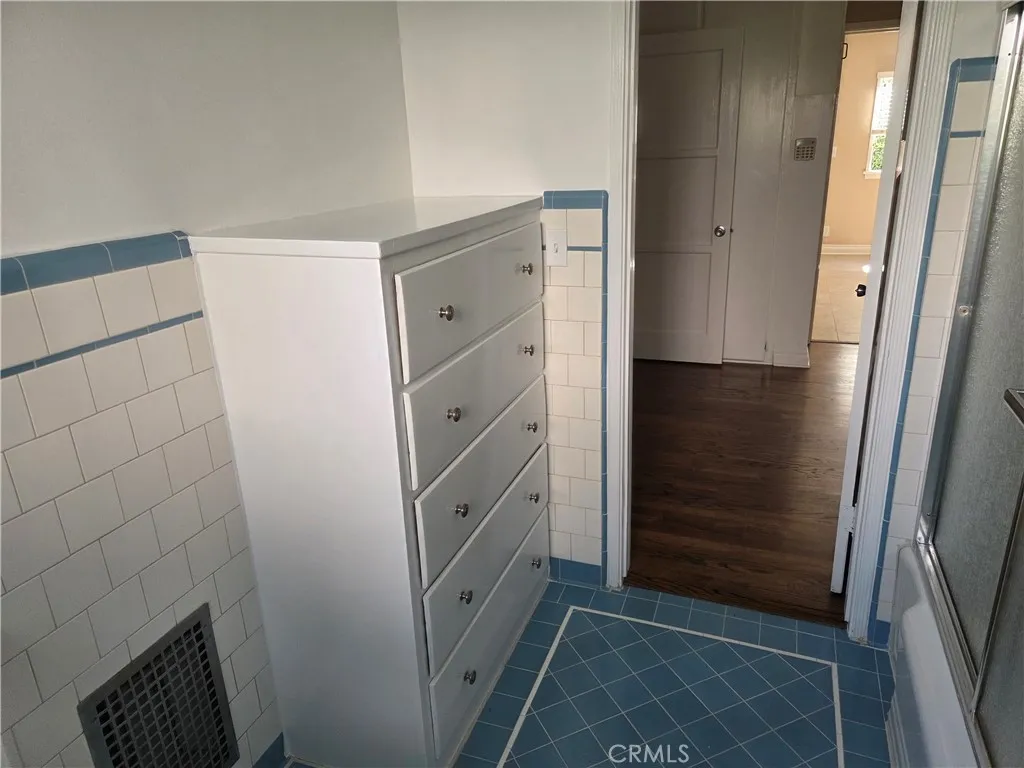 Main bathroom 2