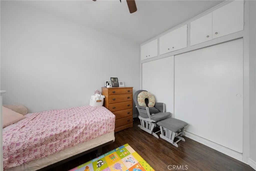 Second bedroom with ceiling fan.