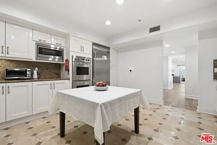 11908 Darlington Avenue 203, Los Angeles, California 90049