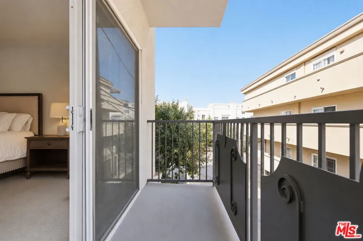 11908 Darlington Avenue 203, Los Angeles, California 90049