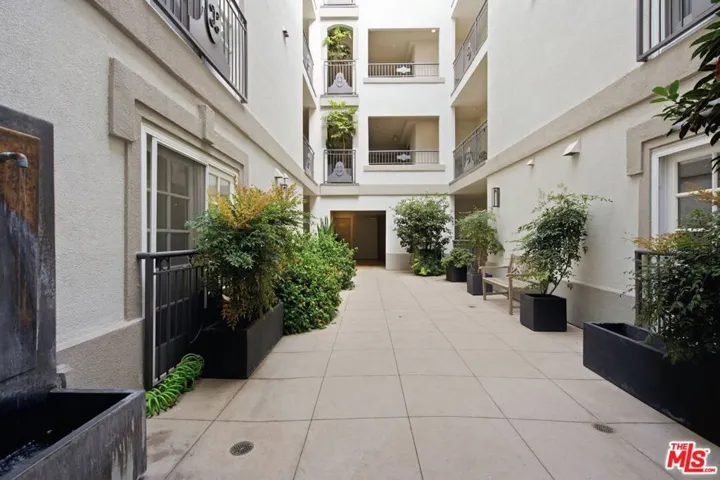 11908 Darlington Avenue 203, Los Angeles, California 90049