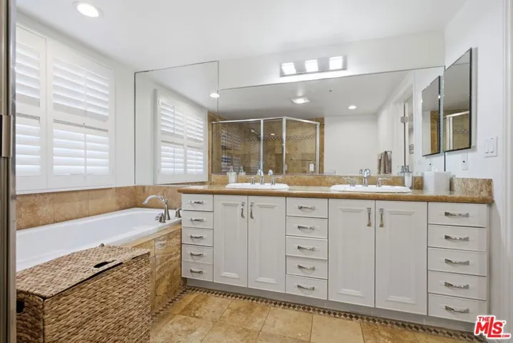 11908 Darlington Avenue 203, Los Angeles, California 90049