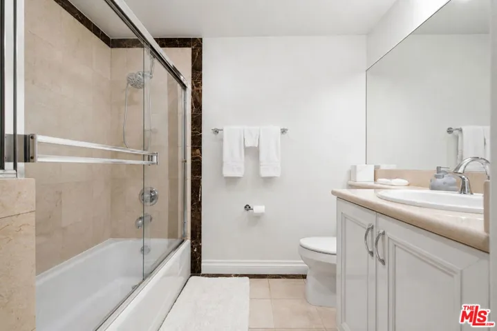 11908 Darlington Avenue 203, Los Angeles, California 90049