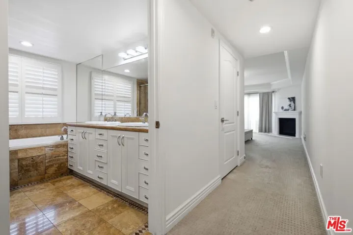 11908 Darlington Avenue 203, Los Angeles, California 90049