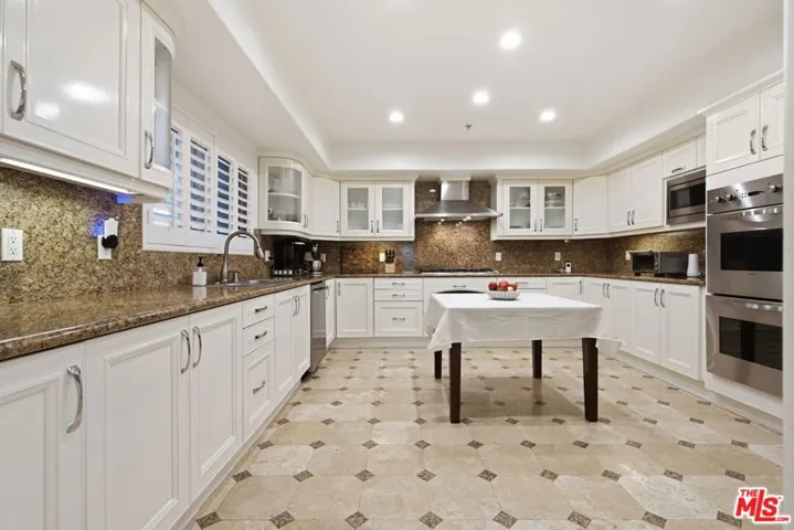 11908 Darlington Avenue 203, Los Angeles, California 90049