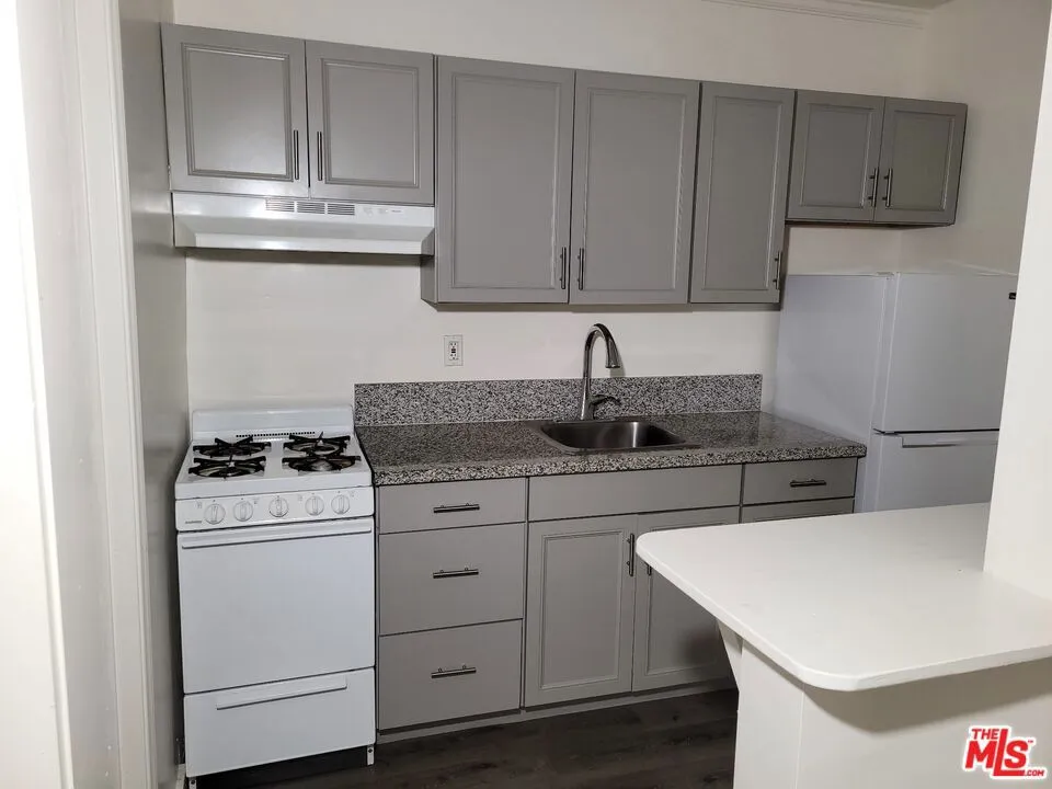 Kitchen w/ Breakfast Bar