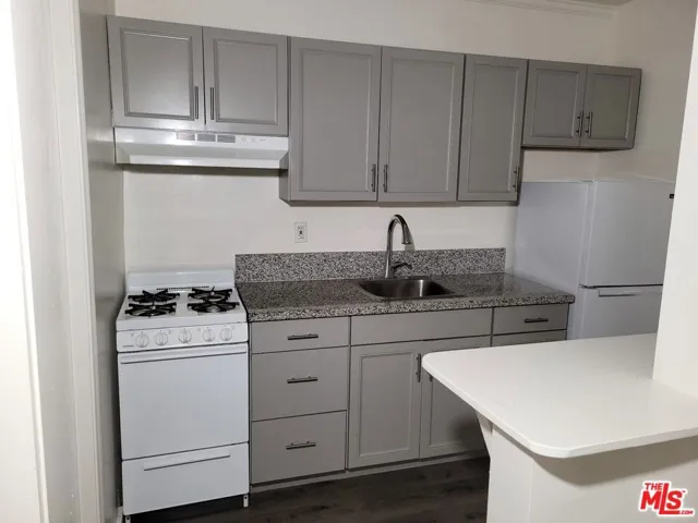Kitchen w/ Breakfast Bar