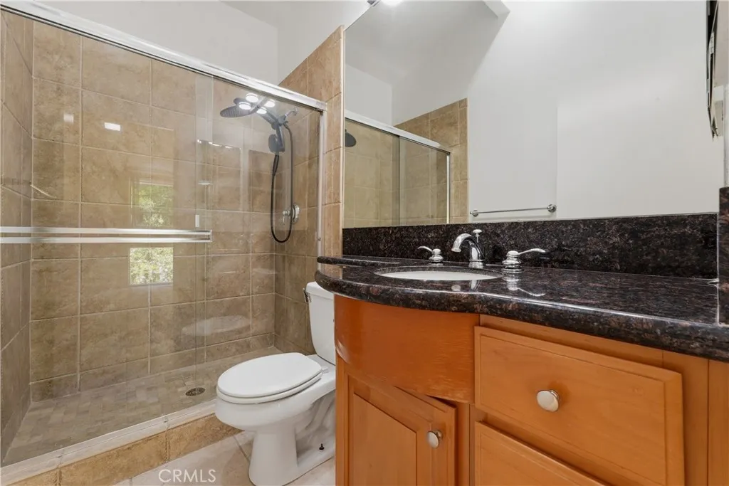BATHROOM UPSTAIRS